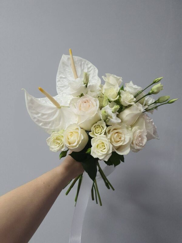 Букет из антуриумов, одноголовой и кустовых роз, эустомы