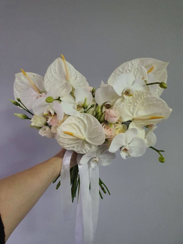 Букет из антуриумов, орхидей, эустомы и кустовой пионовидной розы