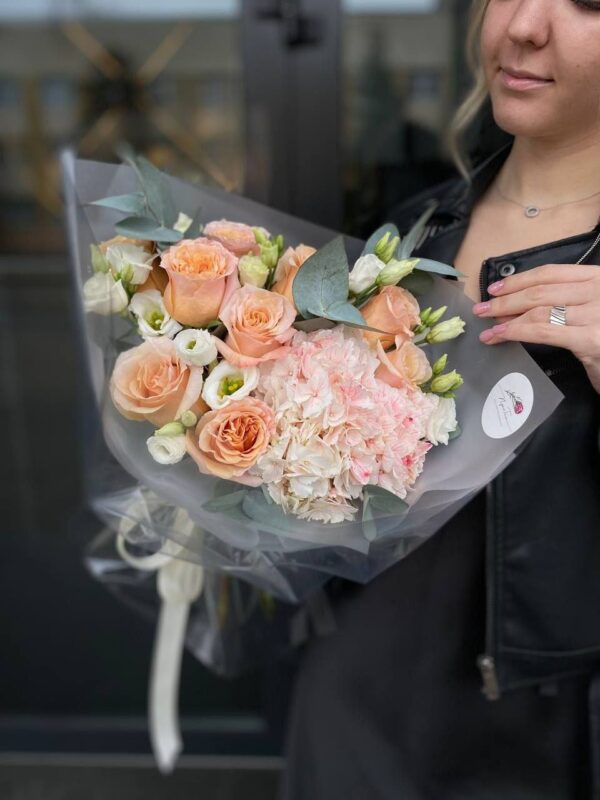 Букет из гортензии, розы, эустомы и эвкалипта