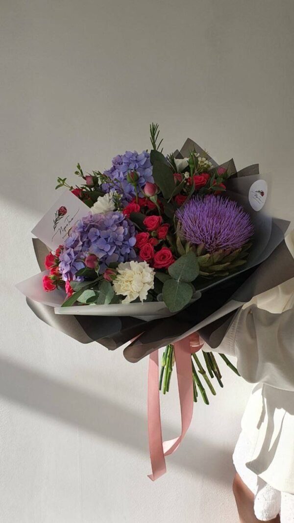 Букет из гортензий, артишока, диантусов, эвкалипта, кустовых роз и хамелациума