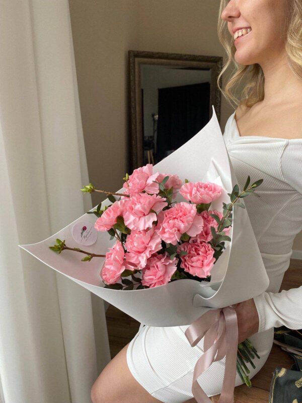 Букет из диантусов ( 11шт )  и эвкалипта