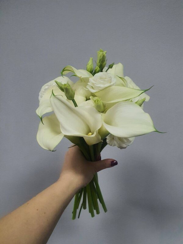 Букет из калл и эустомы