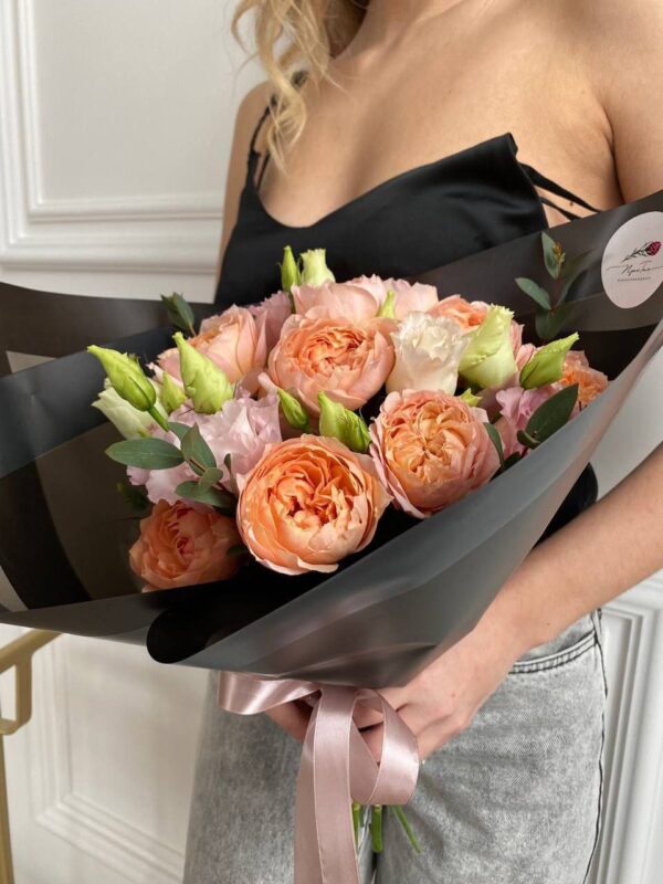 Букет из кустовой пионовидной розы Джульетта и розовой эустомы