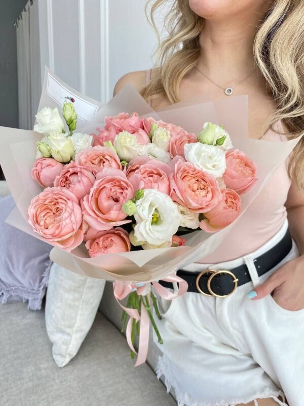 Букет из кустовой пионовидной розы Джульетта и эустомы