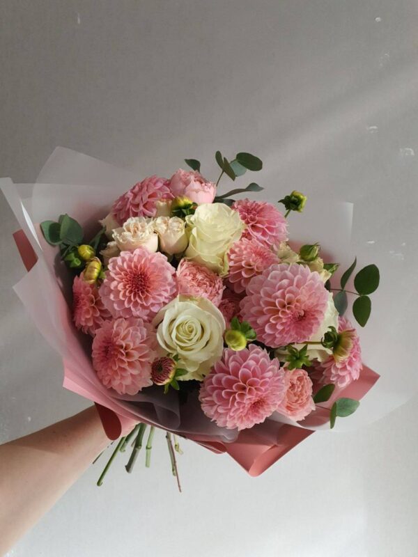 Букет из кустовых и одноголовых роз, георгин и эвкалипта