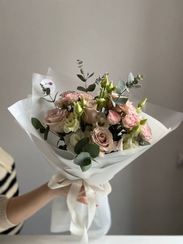 Букет из кустовых и одноголовых роз, эустомы и эвкалипта