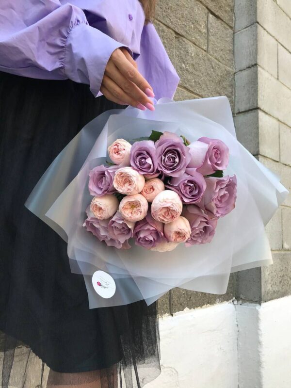 Букет из кустовых пионовидных роз и одноголовых роз