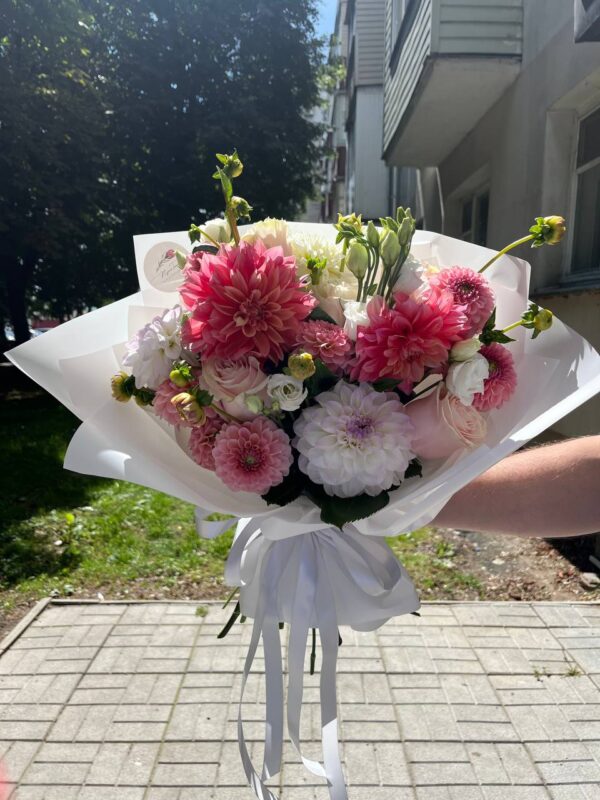 Букет из микса георгин, эустомы и роз