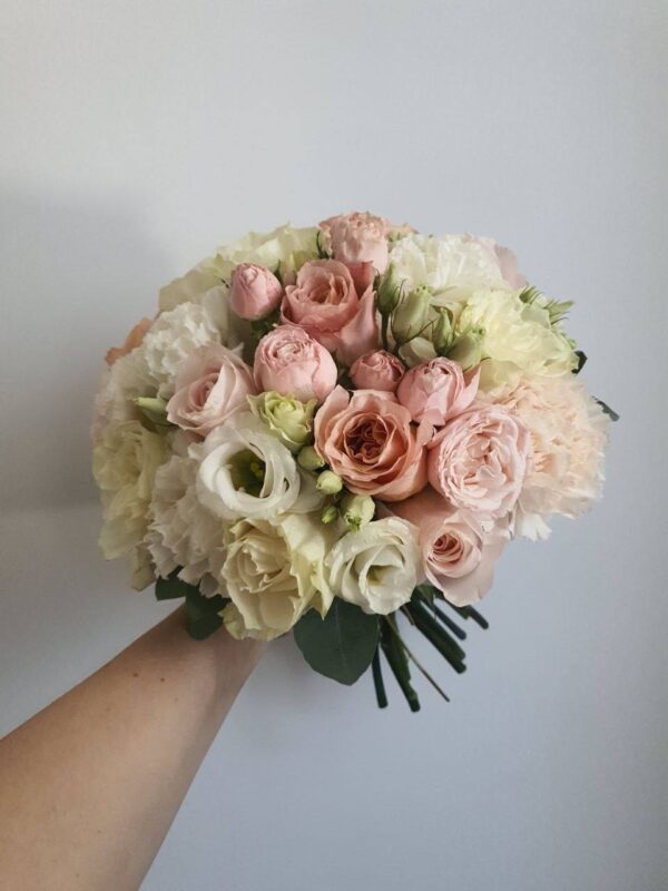 Букет из эустомы, диантуса, кустовой и одноголовых роз