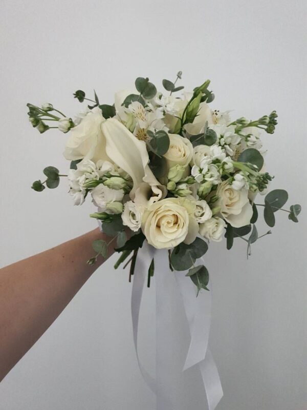 Букет из эустомы, матиоллы, роз, калл и эвкалипта