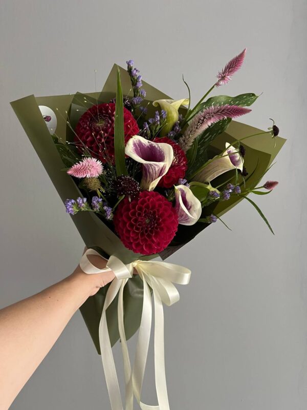 Букет с георгинами, паникумом, калошами, старицей