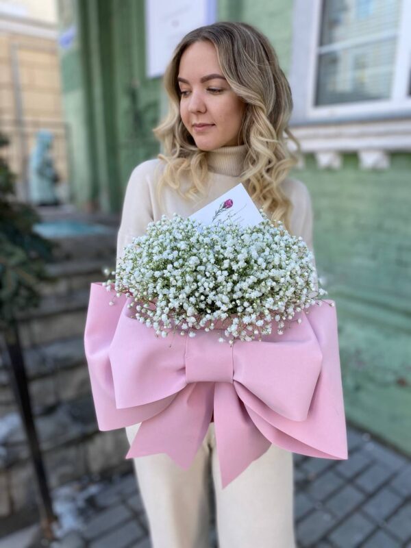 Коробочка с бантом и гипсофилой