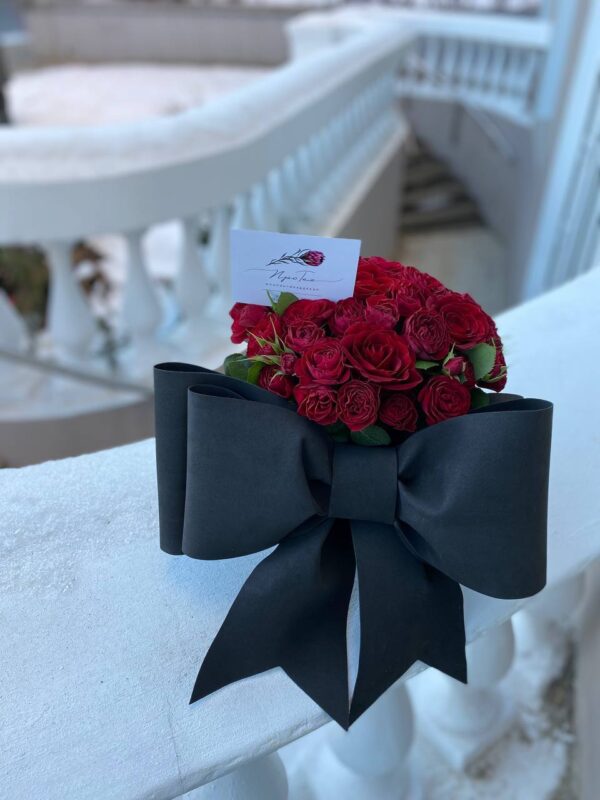 Коробочка с бантом и кустовой красной розой