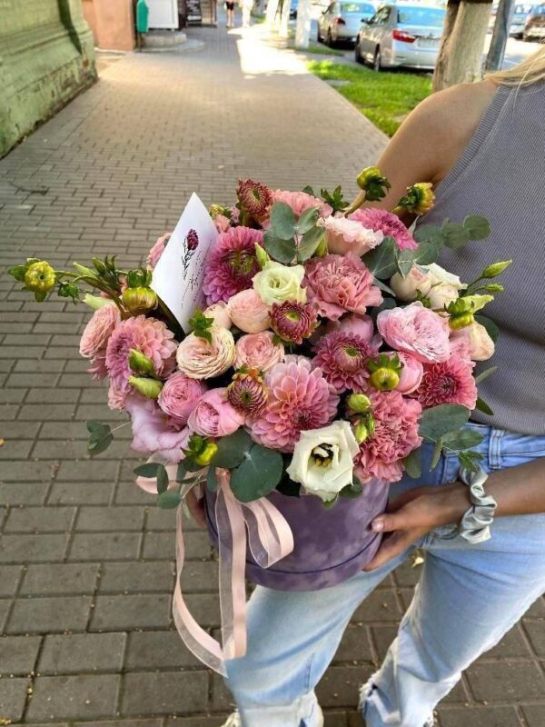 Коробочка с георгинами, эустомой, эвкалиптом, кустовыми розами