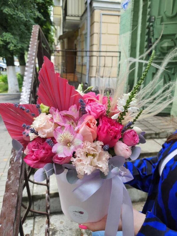 Коробочка с розами, альстромерией, кустовой розой, эвкалиптом, эустомой и декором