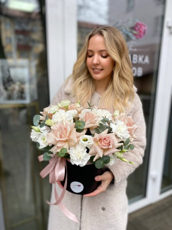 Коробочка с розами, диантусами, эустомой и эвкалиптом