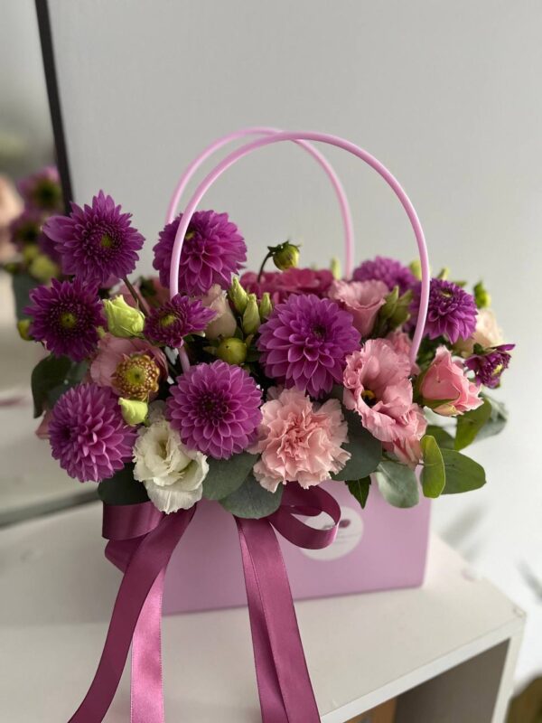 Сумочка из георгин, диантусов, экстомы и эвкалипта