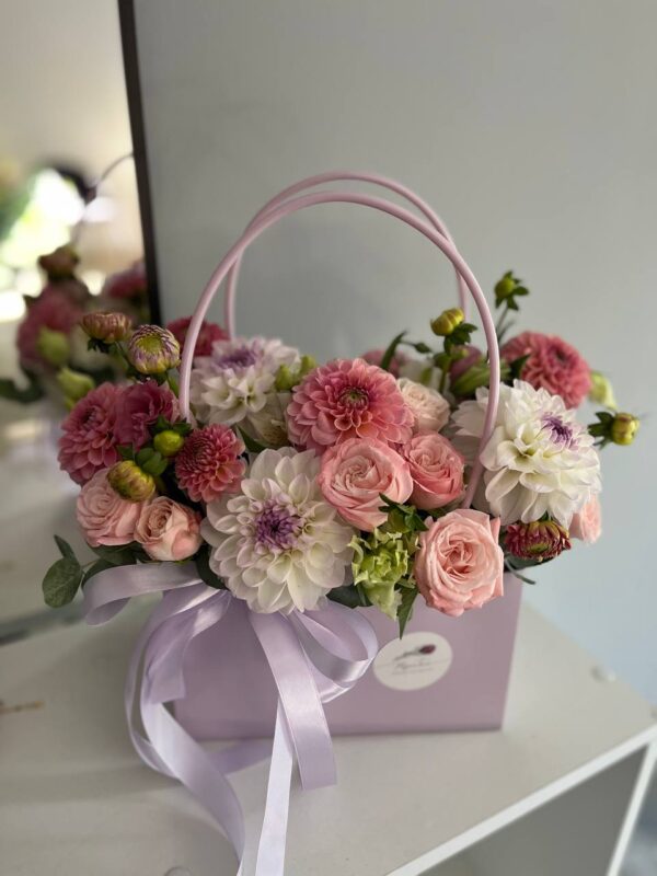 Сумочка из георгин, кустовой розы, эустомы