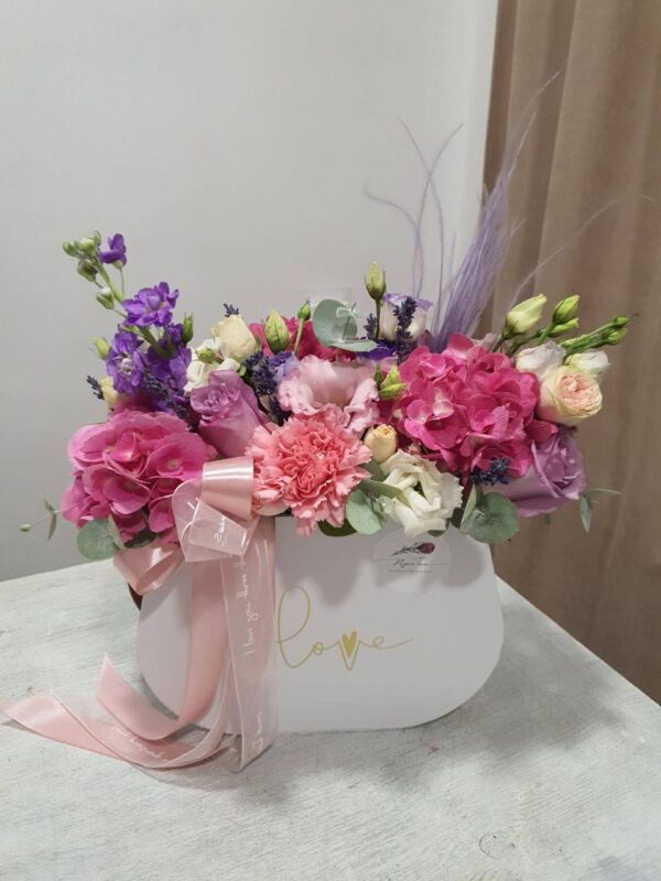 Сумочка из гортензий, диантусов, эустомы, одноголовых и кустовых роз, матиоллы