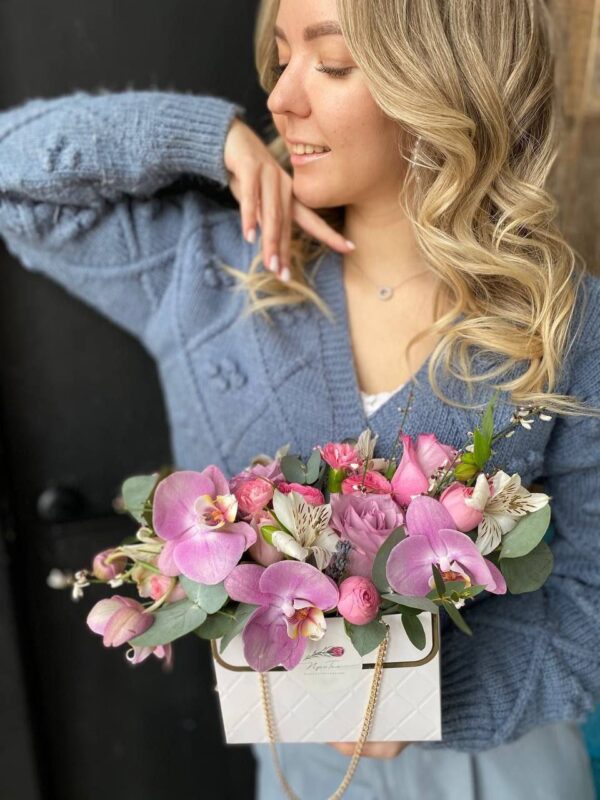 Сумочка из кустовых и одноголовых роз, эвкалипта, альстромерий и орхидей