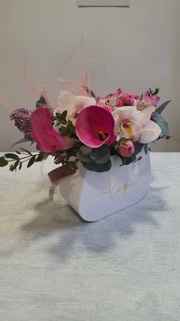 Сумочка из эвкалипта, калл, кустовых роз, альстромерий и орхидей