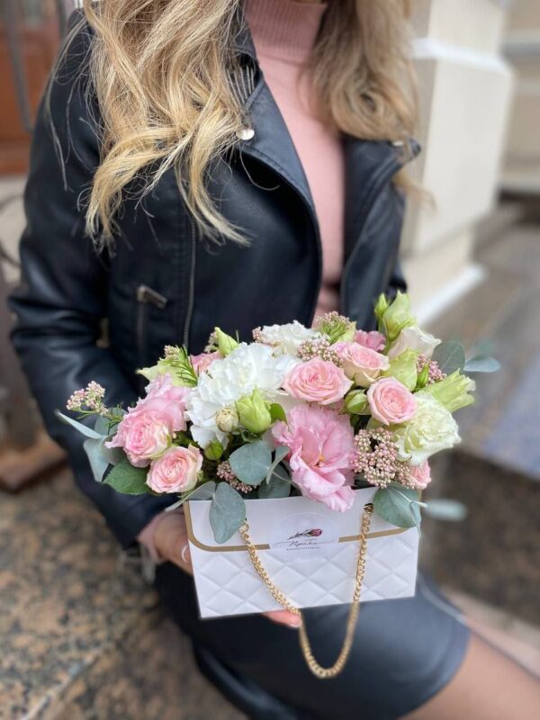 Сумочка из эвкалипта, кустовых роз, азатамуса, эустомы