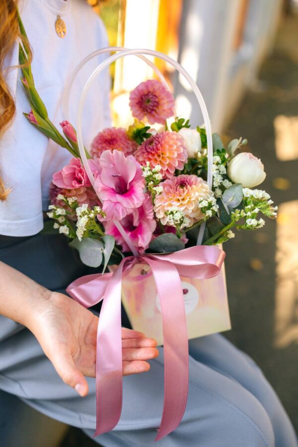 Сумочка с георгинами, гладиолусами, старицей, эвкалиптом и розой