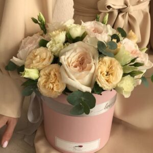 2 сорта пионовидные роз и эвкалипт, эустома