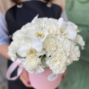 Белоснежные диантусы и орхидеи, эвкалипт