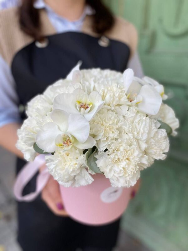 Белоснежные диантусы и орхидеи, эвкалипт