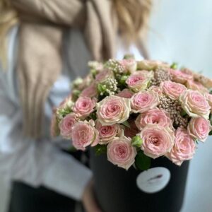 Кустовые розы и озатамус