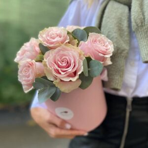 Розы сорта Пинк Мондиаль и эвкалипт