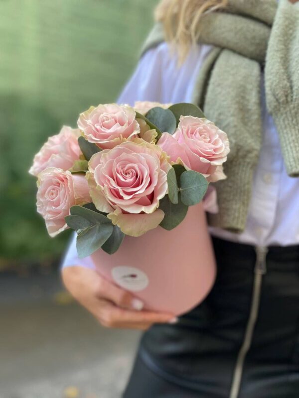 Розы сорта Пинк Мондиаль и эвкалипт